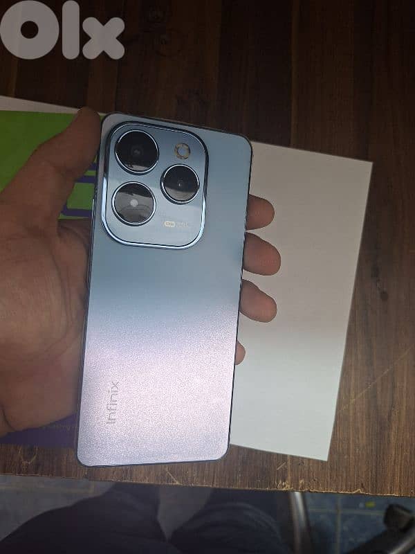 hot 40 pro 256gb 8+8+5 ram 2