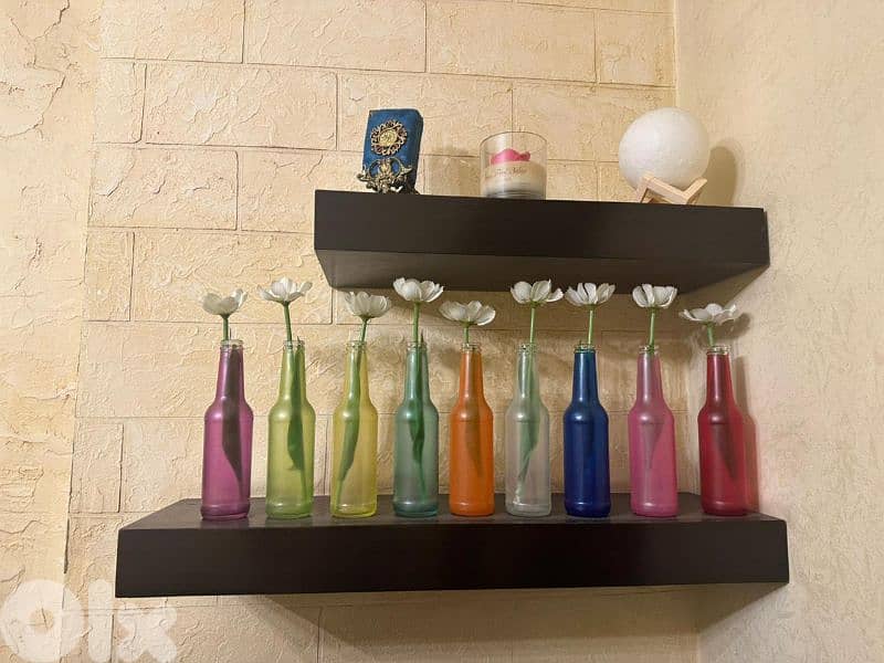 طاولة تلفزيون مستعملة ٦ أشهر مع رفين 1