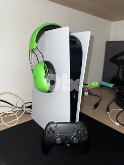 PS5 with headphones rasor