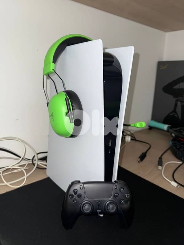 PS5 with headphones rasor 0