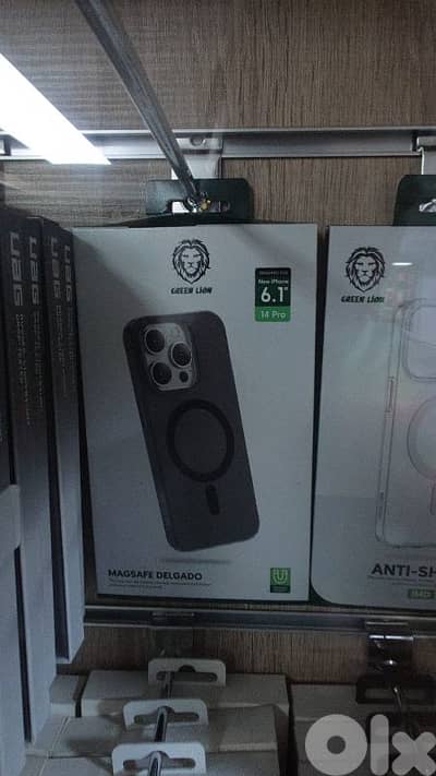 Green lion MagSafe Delgado iPhone 14 pro gray