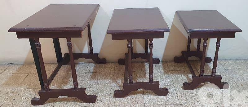 ثلاث  طاولات  نظيف  ٢٥ دولار  بيروت  أشرفية        ٠٣٧٢٣٨٩٥ 0