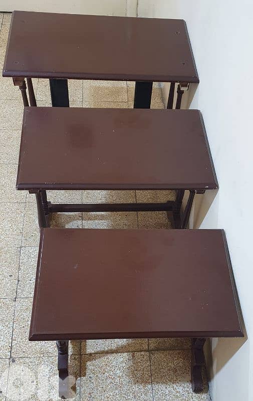ثلاث  طاولات  نظيف  ٢٥ دولار  بيروت  أشرفية        ٠٣٧٢٣٨٩٥ 1