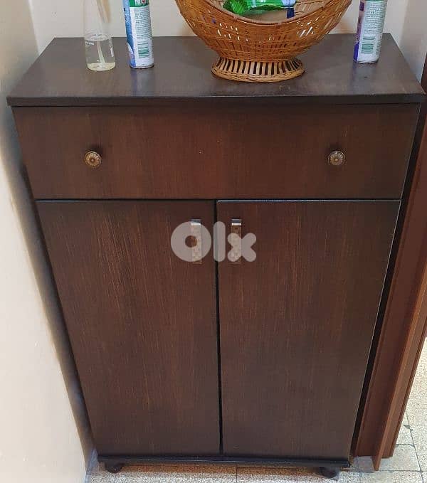 خزانة أحذية ٤ درف  وجارور  مستعمل نظيف ٦٠ دولار بيروت أشرفية ٠٣٧٢٣٨٩٥ 0