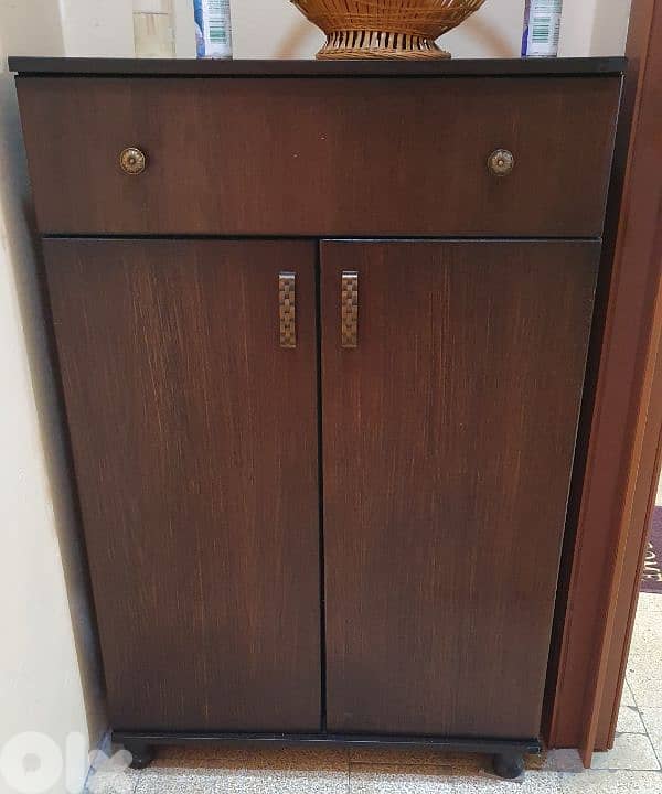 خزانة أحذية ٤ درف  وجارور  مستعمل نظيف ٦٠ دولار بيروت أشرفية ٠٣٧٢٣٨٩٥ 1