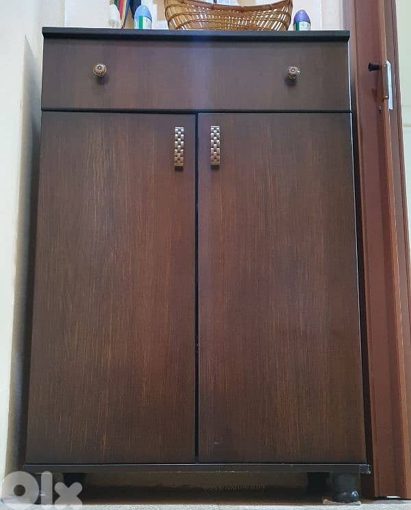 خزانة أحذية ٤ درف  وجارور  مستعمل نظيف ٦٠ دولار بيروت أشرفية ٠٣٧٢٣٨٩٥ 2