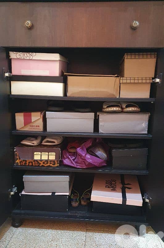 خزانة أحذية ٤ درف  وجارور  مستعمل نظيف ٦٠ دولار بيروت أشرفية ٠٣٧٢٣٨٩٥ 4