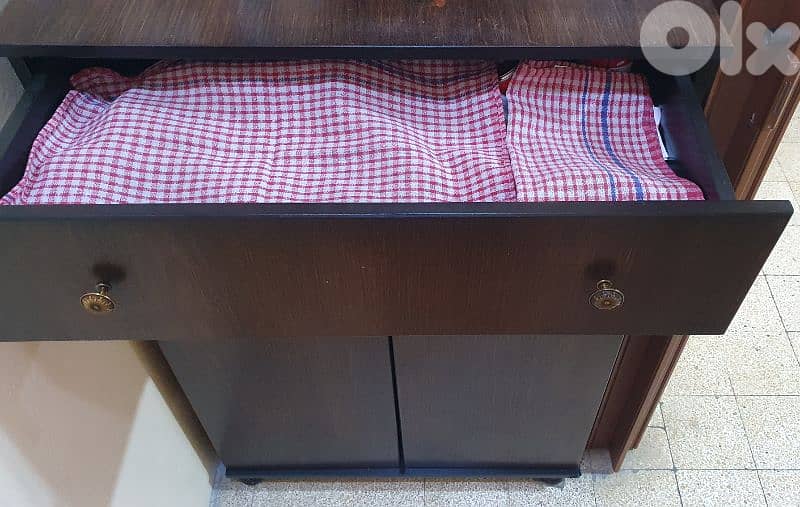 خزانة أحذية ٤ درف  وجارور  مستعمل نظيف ٦٠ دولار بيروت أشرفية ٠٣٧٢٣٨٩٥ 6