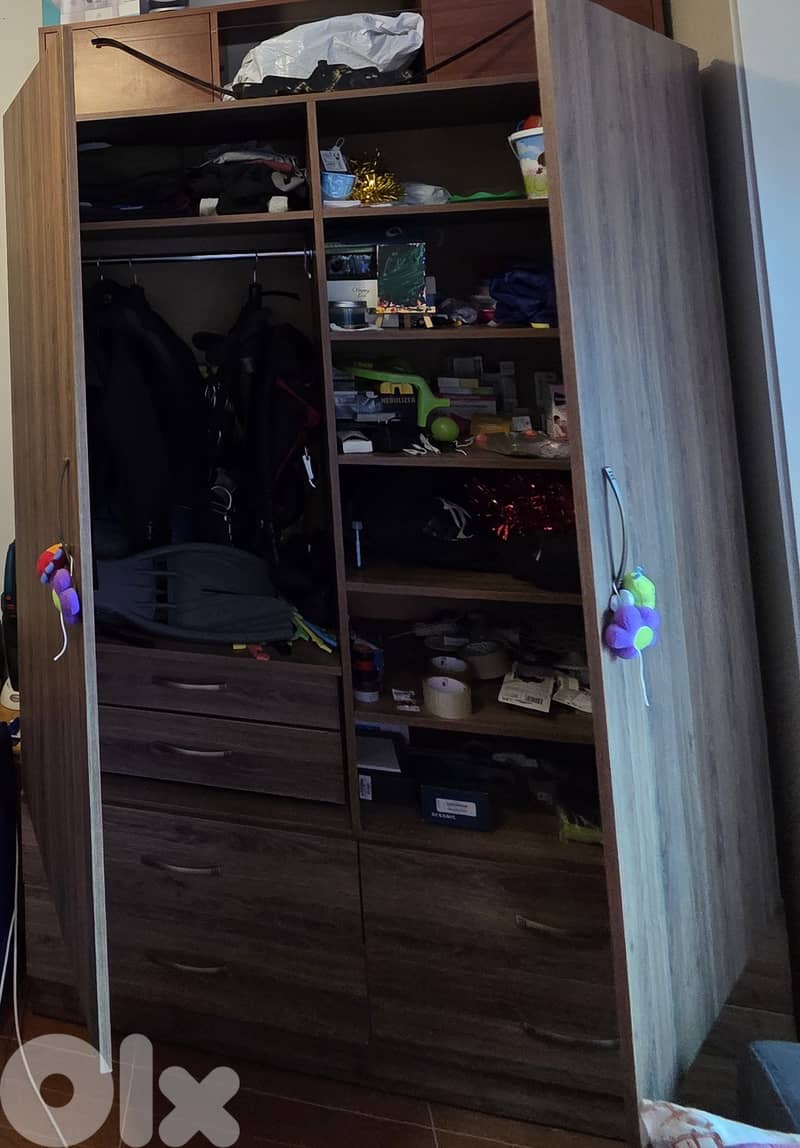 Closet  -   خزانة خشب لامايكا ٦ جوارير و سبع رفوف 1