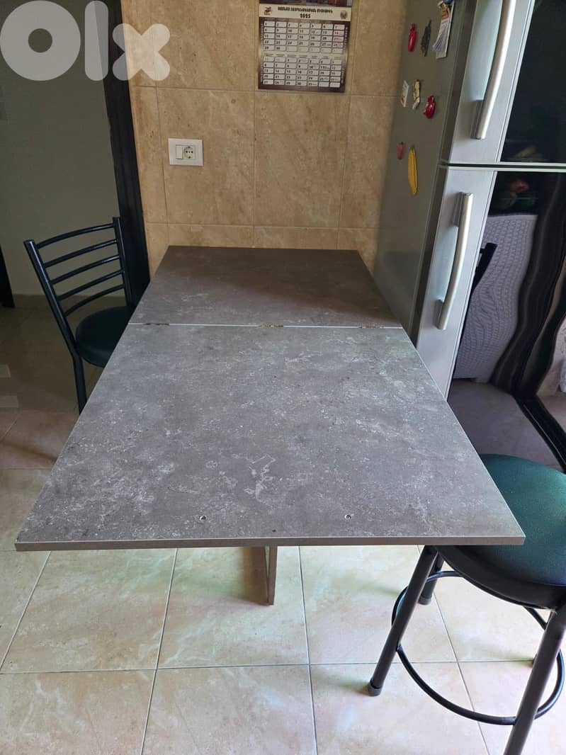 Kitchen table with 2 chairs -  طاولة مطبخ مع كرستين 1