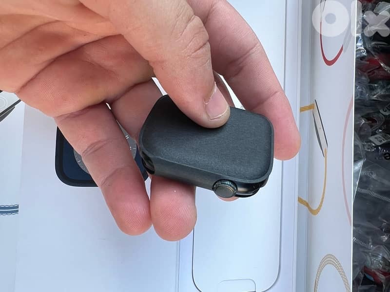 apple watch s8 used like new 3