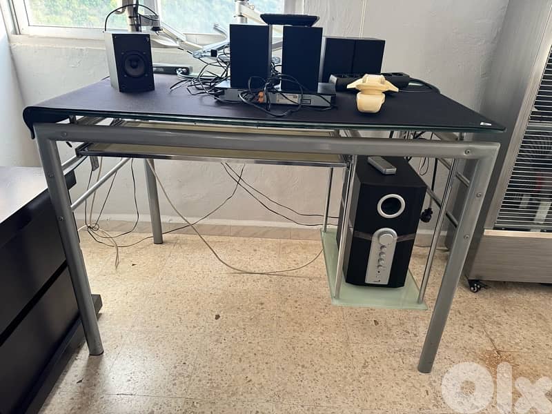 desk / table 0