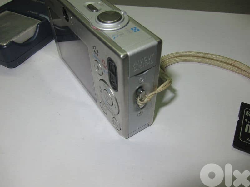 Canon Ixus 70 digital camera with battery and charger 2