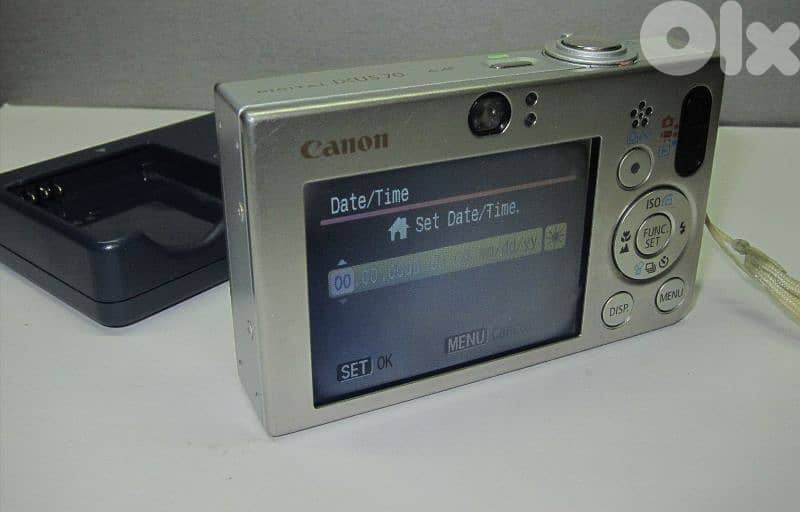Canon Ixus 70 digital camera with battery and charger 4