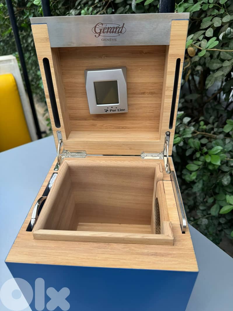 Gerard Genève Wooden Cigar Humidor Box;Blue Gloss Finish with Hygromtr 0