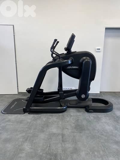 2 Life Fitness Discover SE 95FS Elevation Flexstrider Fitness like new