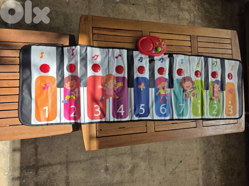 Musical footsteps walk on piano 0