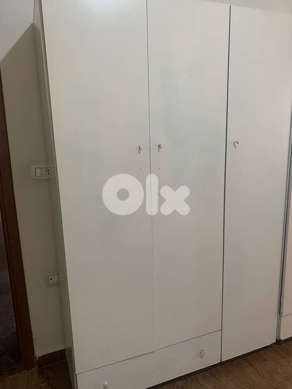 تخت و فرشة و شوفينرة و خزانه صغيرة للبيع 0