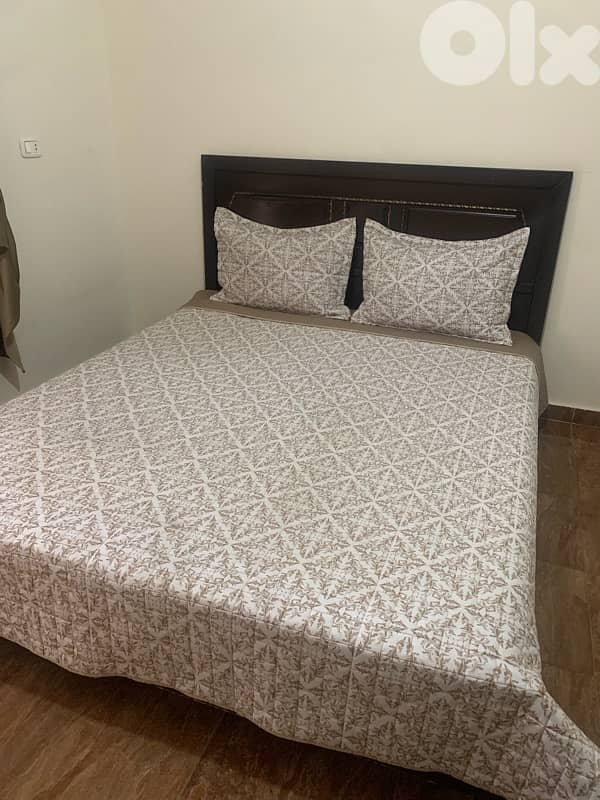 تخت و فرشة و شوفينرة و خزانه صغيرة للبيع 1