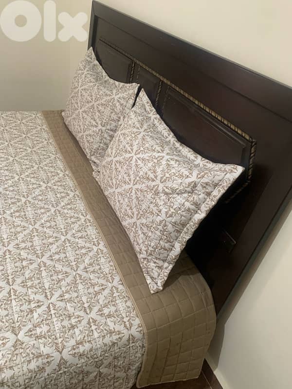 تخت و فرشة و شوفينرة و خزانه صغيرة للبيع 2