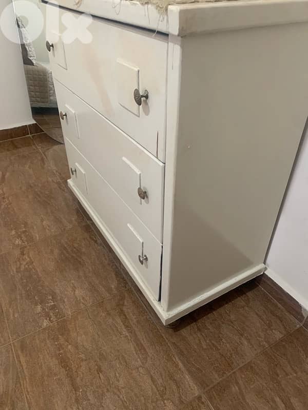 تخت و فرشة و شوفينرة و خزانه صغيرة للبيع 3