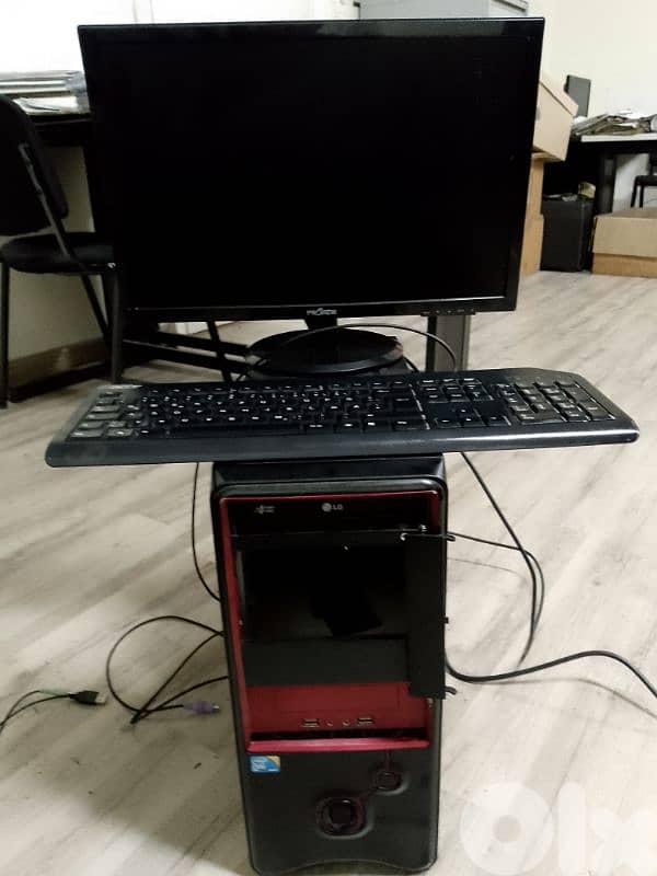 LG computer with it's accessories. 0