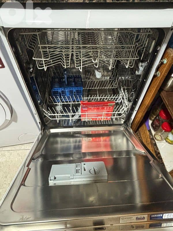 Indesit Dishwasher used like new 3