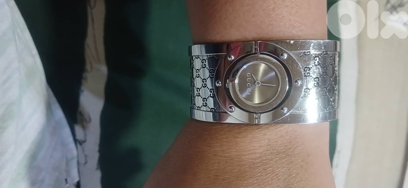 Gucci twirl watch 112 0
