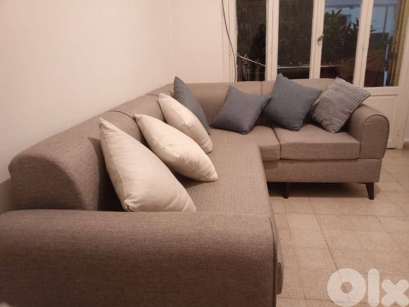 L shaped sofa,used like new 1