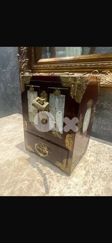 A Beautiful Mid Century Jewelry Box 0