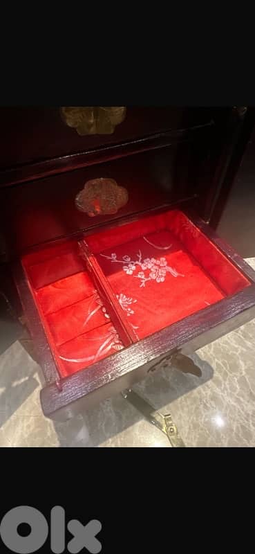 A Beautiful Mid Century Jewelry Box 4