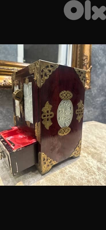 A Beautiful Mid Century Jewelry Box 5