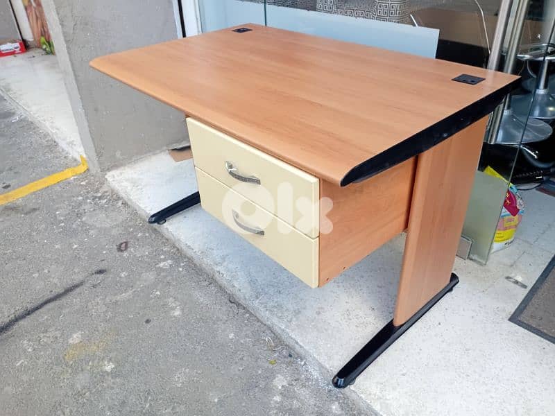 مكتب اوروبي شبه جديد يوجد كراسي مكاتب 0