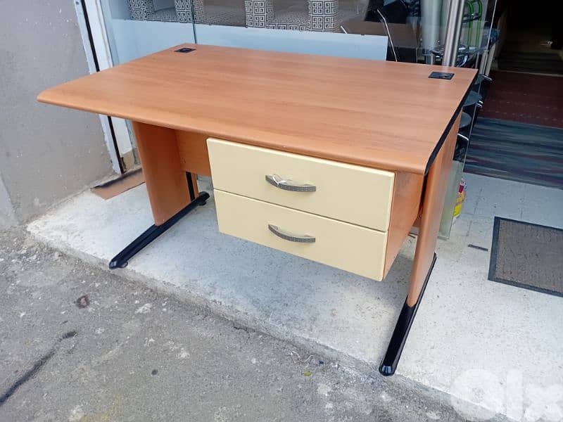 مكتب اوروبي شبه جديد يوجد كراسي مكاتب 1