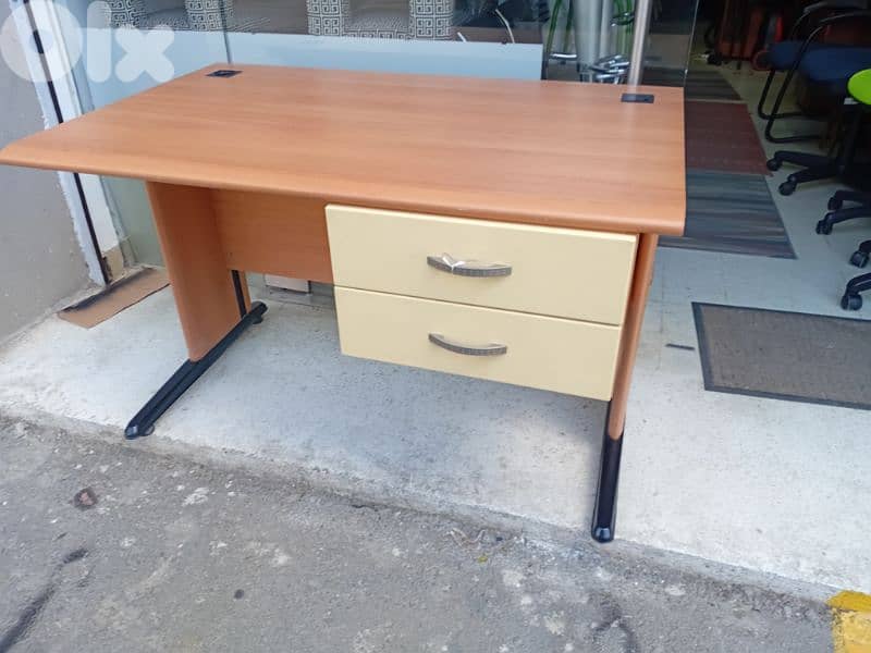 مكتب اوروبي شبه جديد يوجد كراسي مكاتب 2