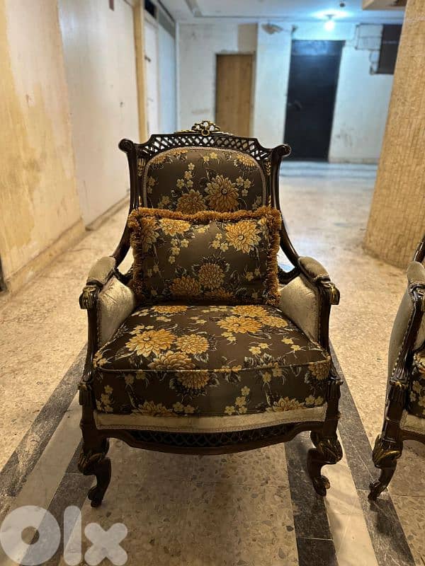 طقم كنبايات حفر خشب زان خمس قطع وطاولة 2