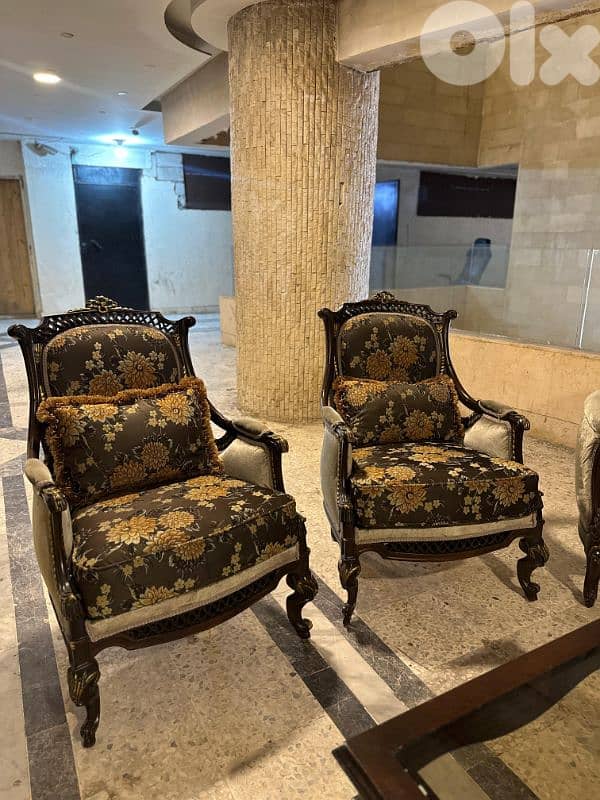 طقم كنبايات حفر خشب زان خمس قطع وطاولة 9