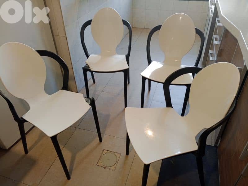 عدد 4 كراسي 2 بحاله ممتازه و 2 فيهم كسر عالزاويه 0