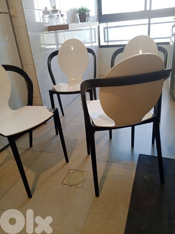 عدد 4 كراسي 2 بحاله ممتازه و 2 فيهم كسر عالزاويه 1