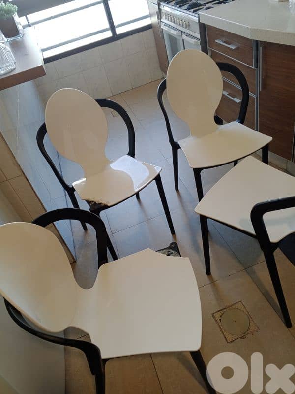 عدد 4 كراسي 2 بحاله ممتازه و 2 فيهم كسر عالزاويه 2