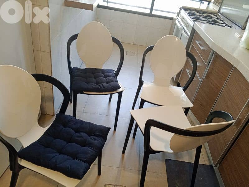 عدد 4 كراسي 2 بحاله ممتازه و 2 فيهم كسر عالزاويه 3