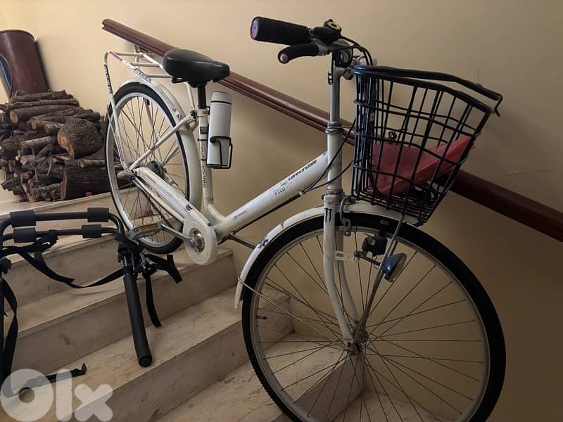 white italien woman bicycle 0