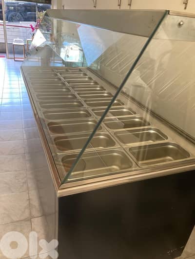 A machine that keeps food warme and hot