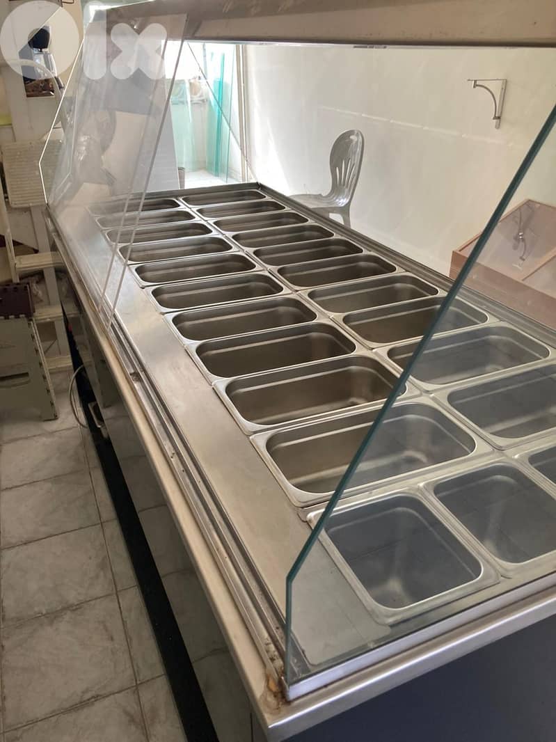 A machine that keeps food warme and hot 2