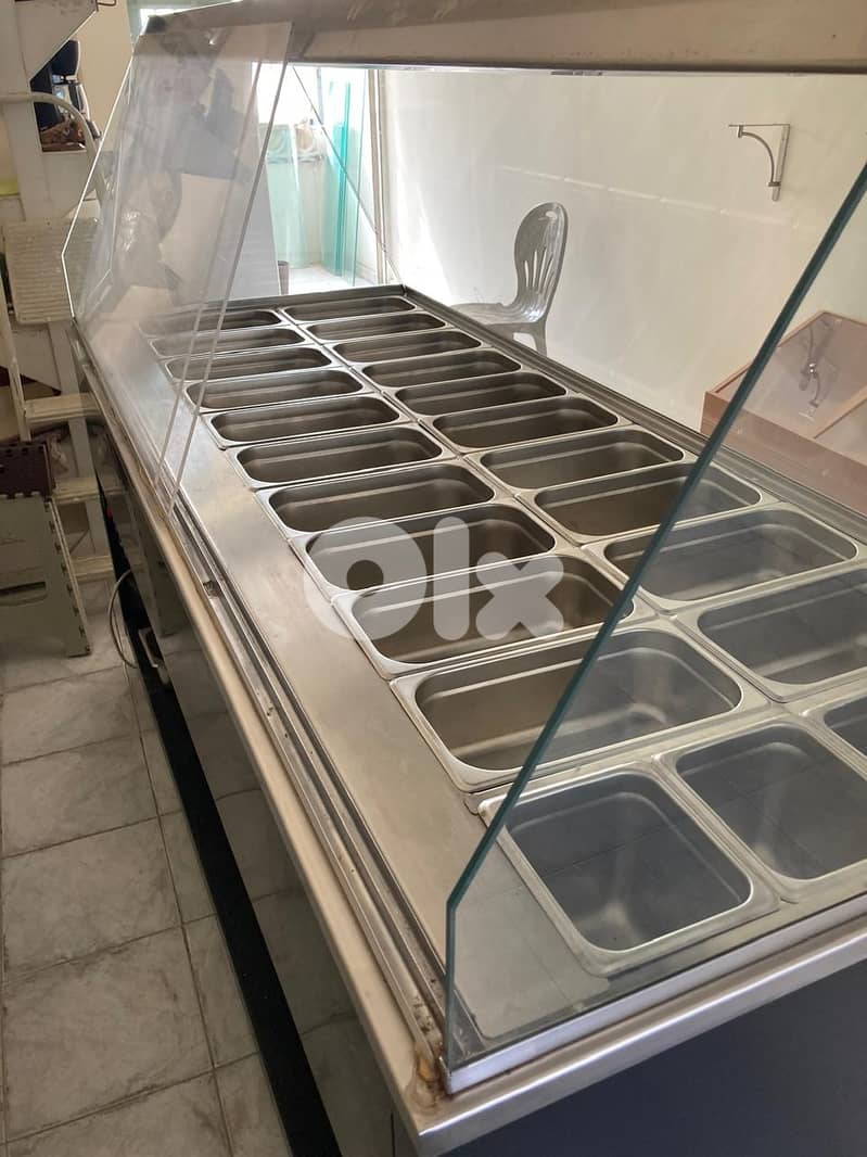 A machine that keeps food warme and hot 4