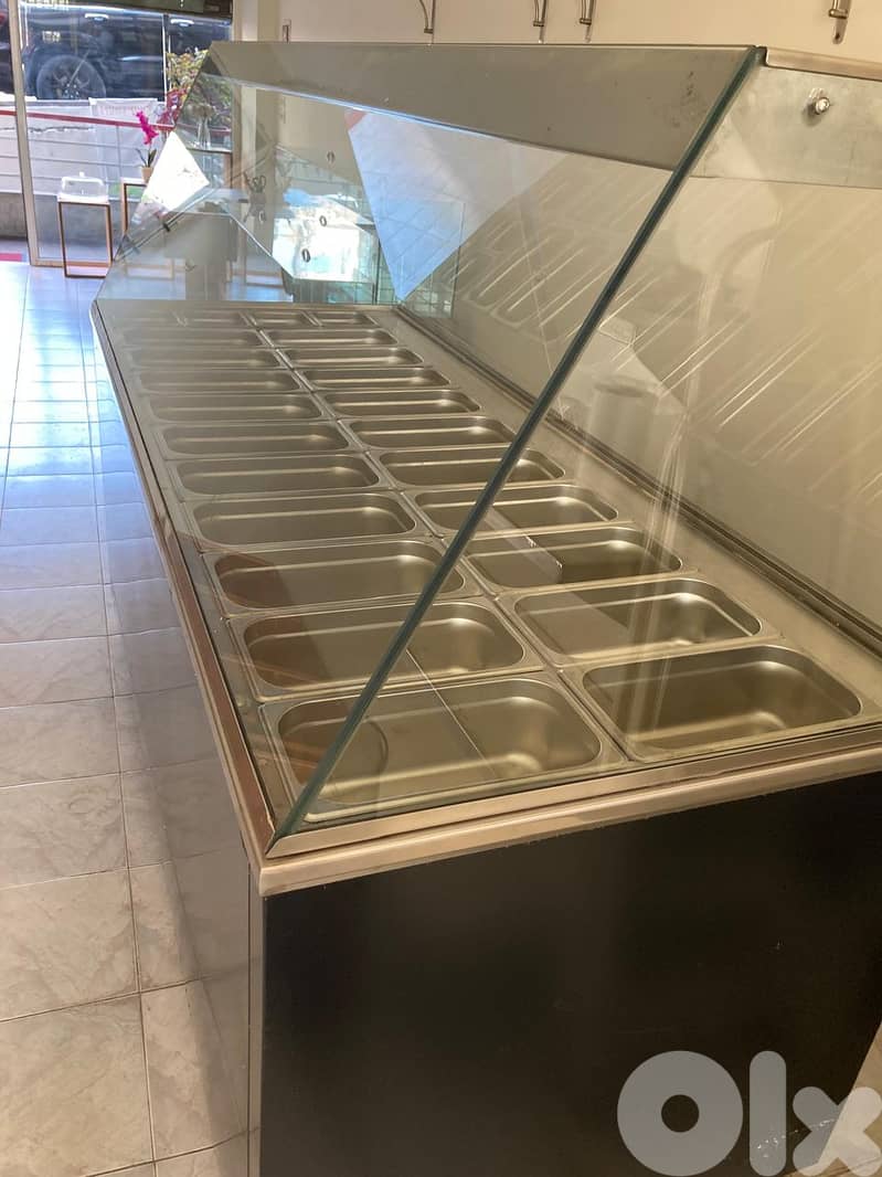 A machine that keeps food warme and hot 6