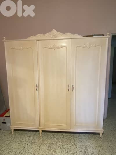 غرفة نوم خشب طبيعي قديم ومتين،مجدّدة ،كلاسيكية بحالة ممتازة وجاهزة لل