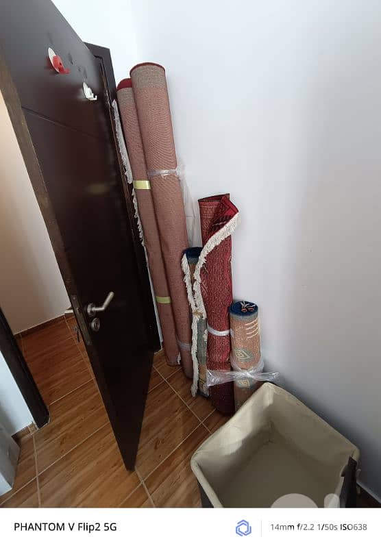 فرش بيت كتير نضيف مرتب استعمال فتاة 4