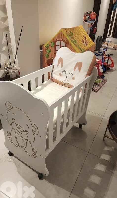bed for kids with wheels & swing used as new تخت ولادي مع دواليب وهزاز 1