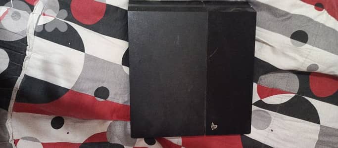 PS4 selling with one gold controller with one cd